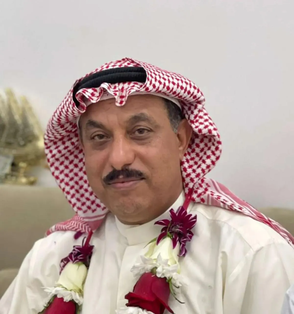 من التوبي.. لنهاية خدمته.. معلمو مدرسة الشاطئ الابتدائية بالقطيف يكرّمون المُعلم «حسن علي آل يحيا»