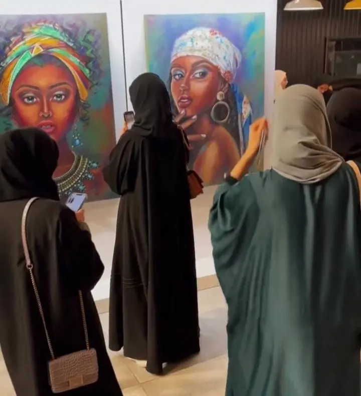 في سيهات.. معرض الفن المباشر يجمع «فاطمة آل مطر» بـ ابنتها «غدير المبارك»