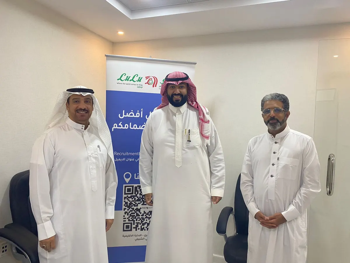 مستقطبةً 35 متقدمًا.. لجنة التأهيل والتوظيف بخيربة سيهات تصافح شركة لولو