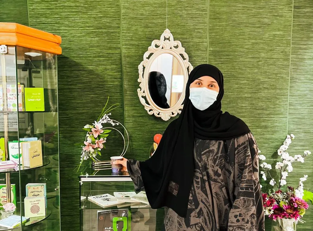 «مركز التنمية بالقطيف» يدمج القراءة والرياضة بـ«ممشى القرّاء».. ويتابع 50 موظفة
