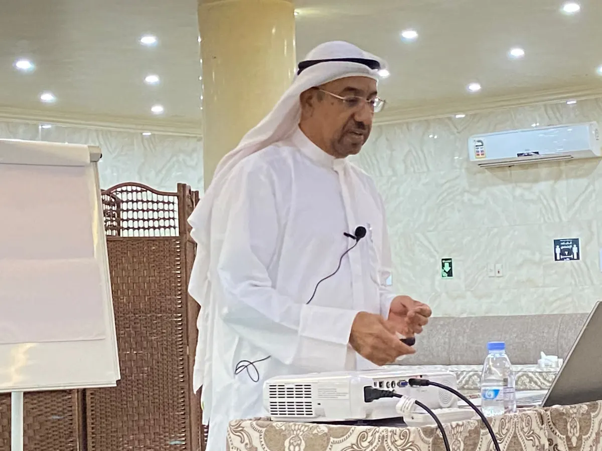 في سنابس.. عبدالله العليوات يوعي بكيفية حل الخلافات الزوجية.. ويوجه عدة نصائح للشريكين