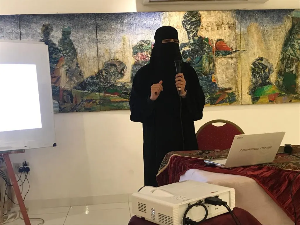 في تاروت.. زينب الدعيبل تحاضر عن مفاتيح القبول.. وتنصح بالتحرر من الماضي وتقبُّل الذات
