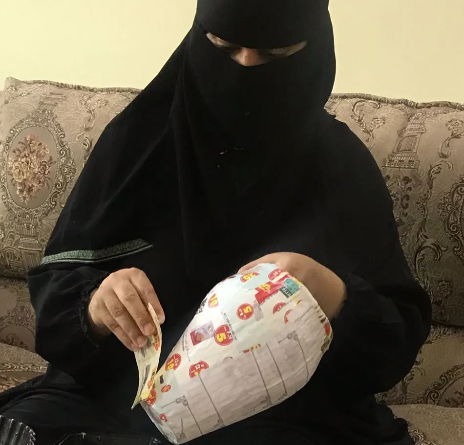 في القطيف.. «ماجدة آل أمان» ورثت حب المزهريات والفخاريات.. واحترفت صُنعها بالورق والمواد البسيطة