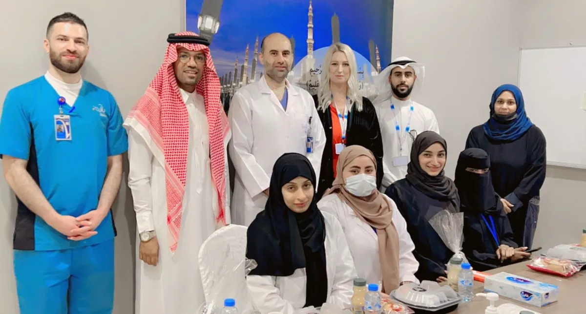 في القطيف.. طالبات لينكون يرسمون ابتسامة الحياة.. لـ مرضى غسيل الكلى