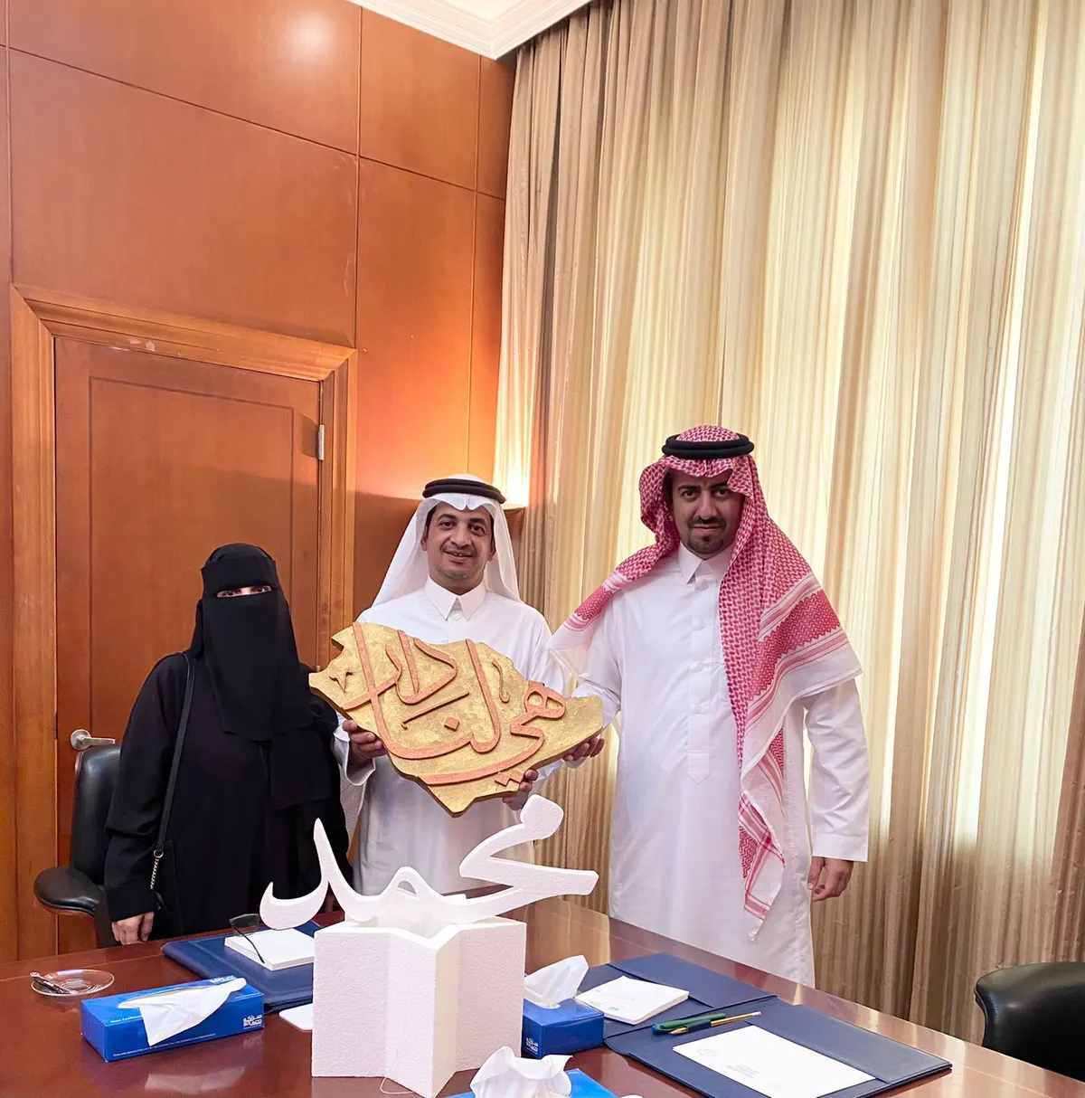 محافظ القطيف يلتقي المعلم «آل جعفر» مبتكر جهاز تقطيع الفلين
