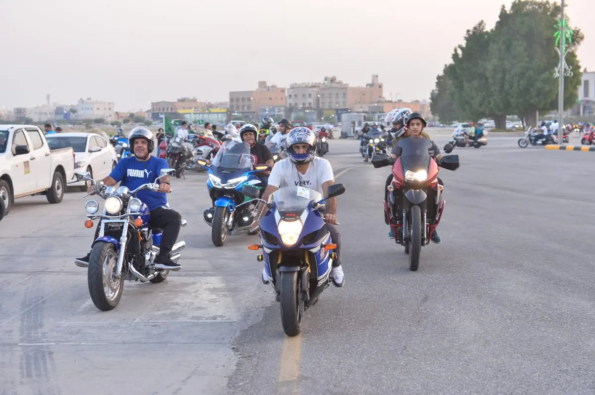 بالصور.. الواجهة البحرية في المحيسنيات تحتفي باليوم الوطني بأكبر مسيرة للدرجات النارية