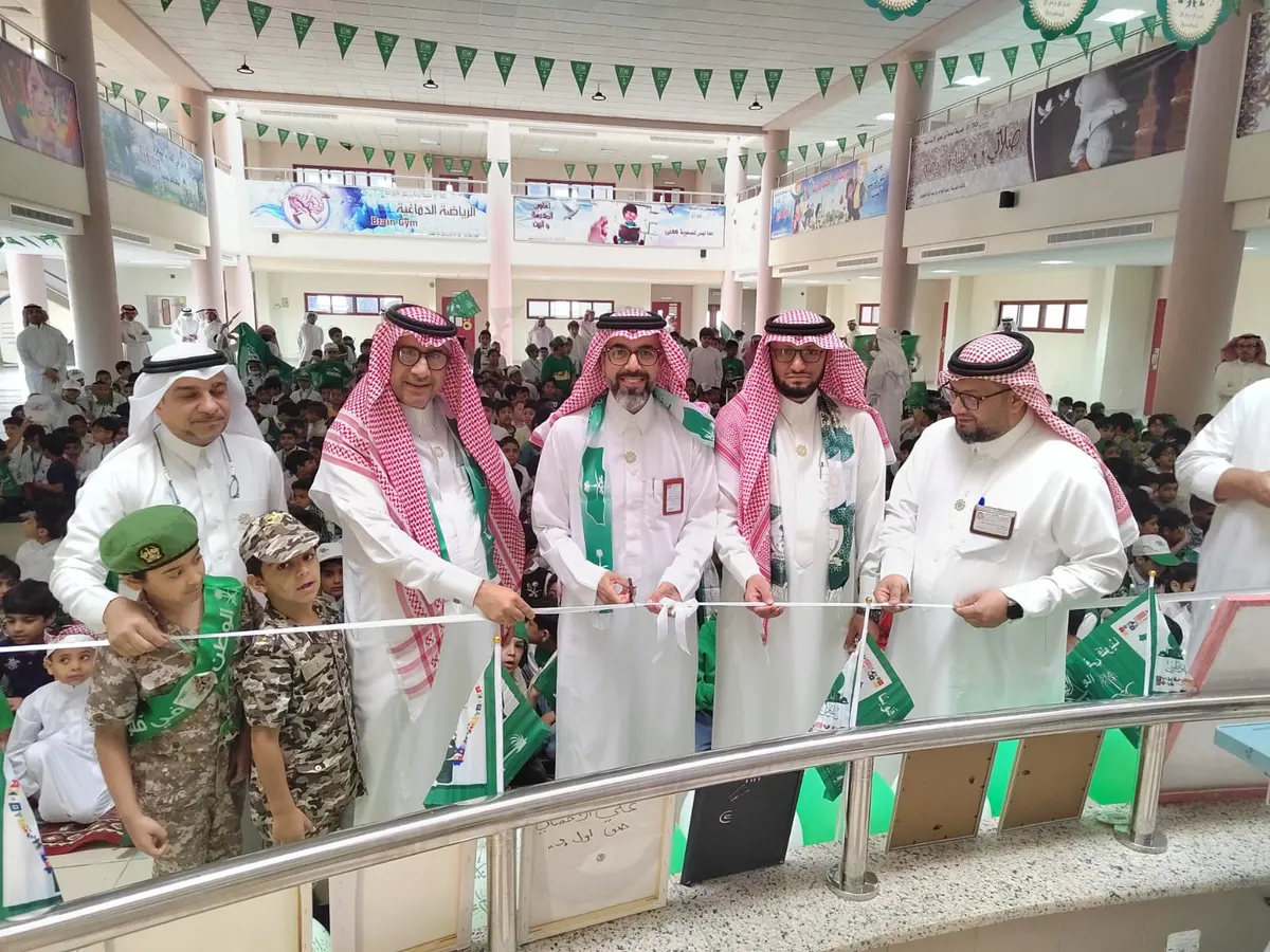 بمشاركة مساعد مدير تعليم القطيف.. أعلام ترفرف وفرحة غامرة.. في احتفاء 682 طالبًا باليوم الوطني الـ92