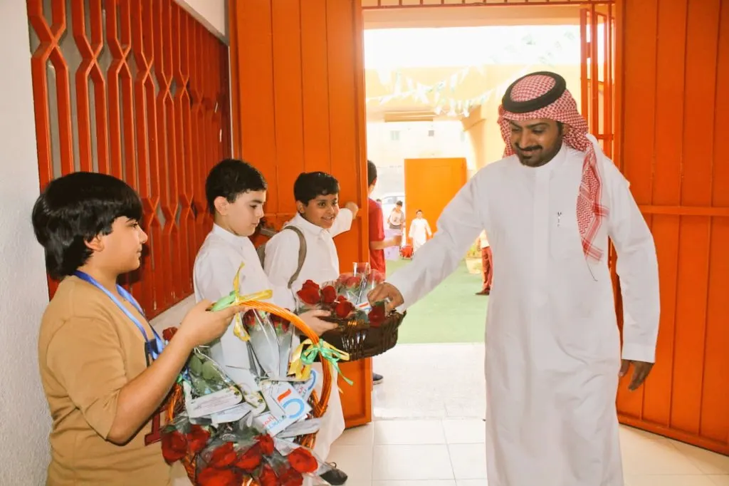 بالصور.. مدارس محافظة القطيف تحتفي بالمعلم في يومه العالمي