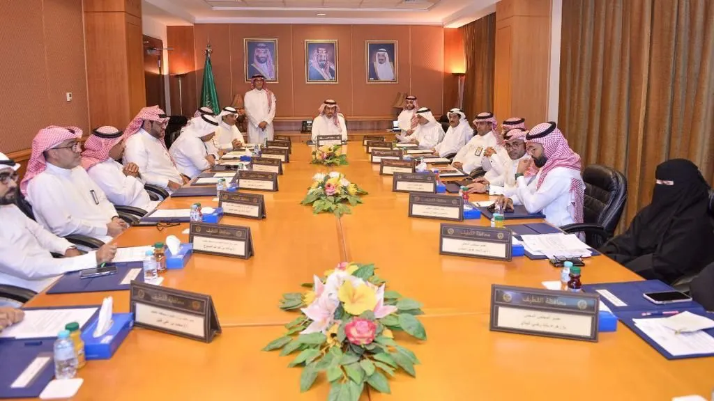 خلال ترؤسه لـ«محلي القطيف».. الخريف يطّلع على عرض عن المشاريع التنموية بالمحافظة.. ويؤكد على سرعة التنفيذ وجودة الأداء