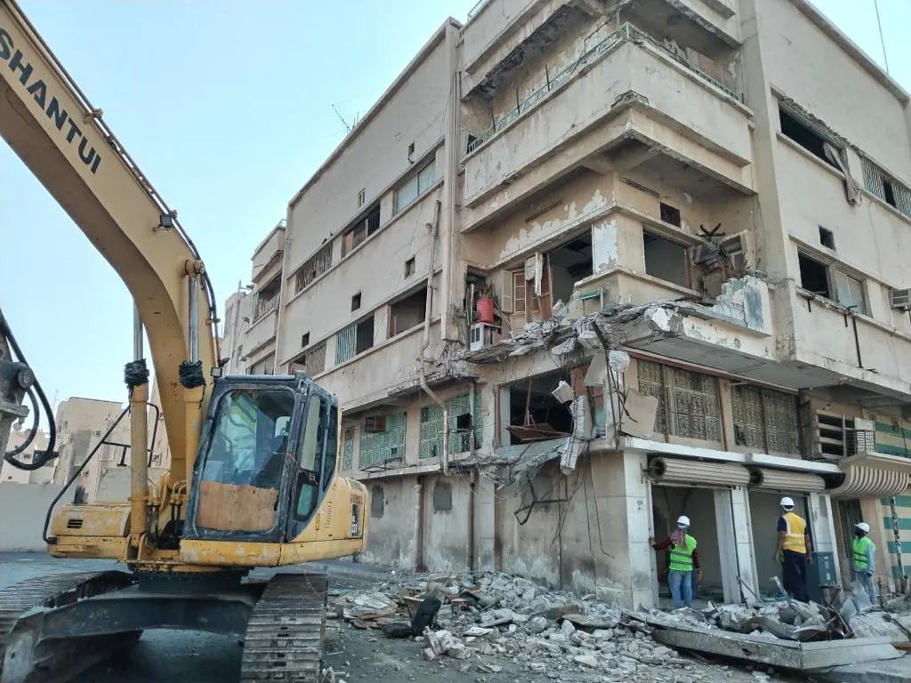 في القطيف.. البدء في إزالة أول عقار في مشروع نزع ملكية وتطوير طريق الملك عبدالعزيز