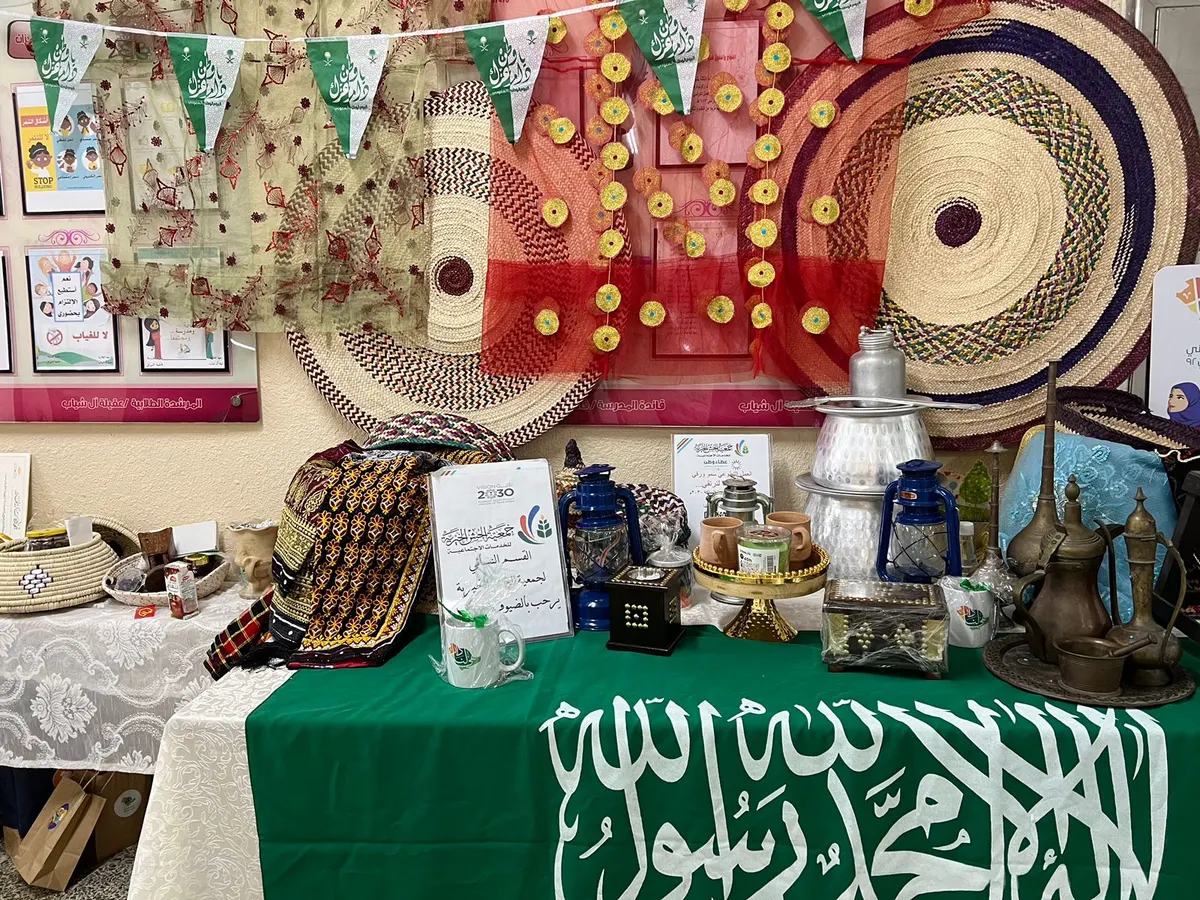تفعيلًا لليوم الوطني.. خيرية الجش تعرّف الصغيرات على ماضي البلدة وتراثها