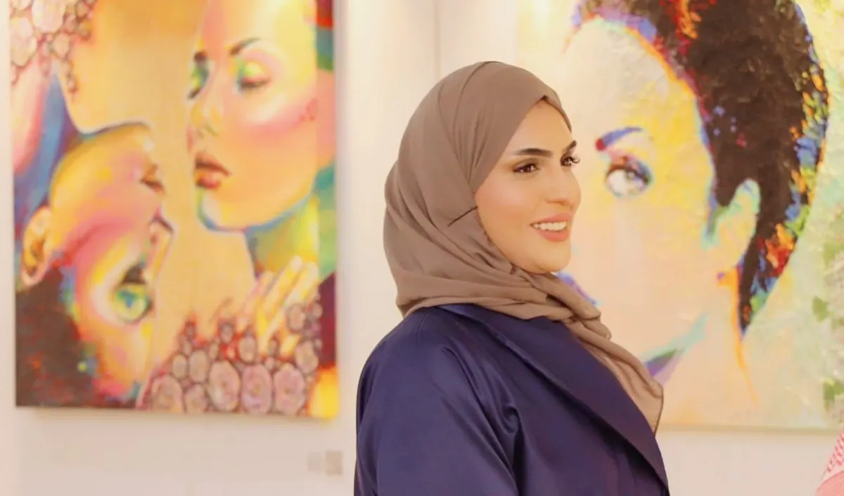 من القطيف.. في معرضها الأول.. مريم الشملاوي ترسم «المنيفات» في 8 أعوام.. وتزيّن جدران قاعة عبد الله الشيخ بـ40 أنثى