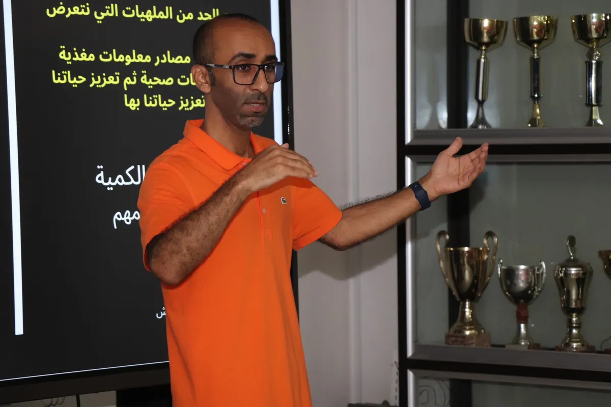 في صفوى.. ببرمجة وسائل التواصل وتجنب العلاقات السطحية ووقت للترفيه.. أحمد قريش يرسم «حمية التركيز» لـ23 متدربًا