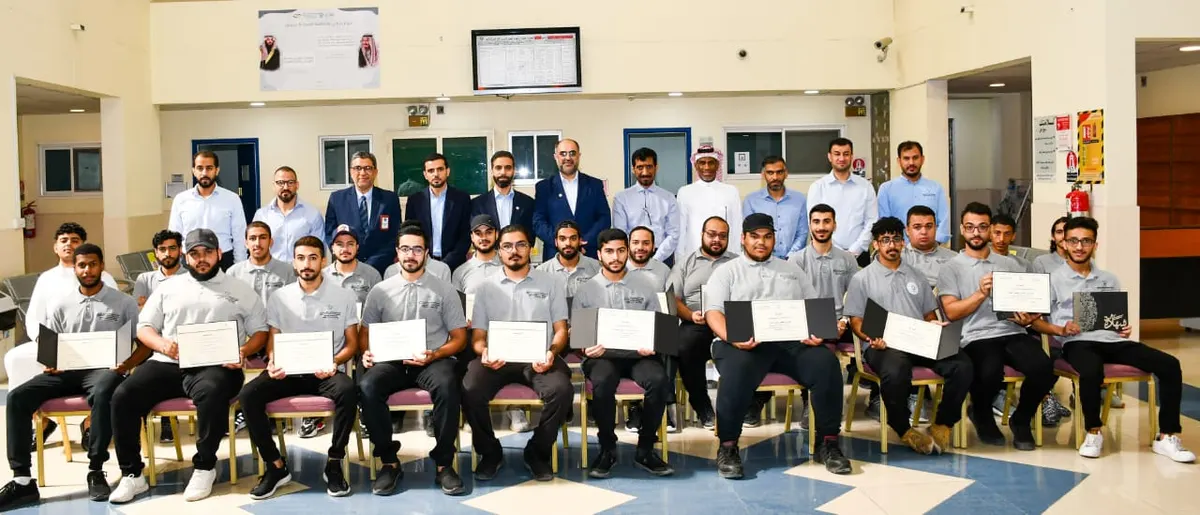 بالصور.. تقنية القطيف تكرّم المتدربين الحاصلين على جائزة المؤسسة للتفوق العلمي