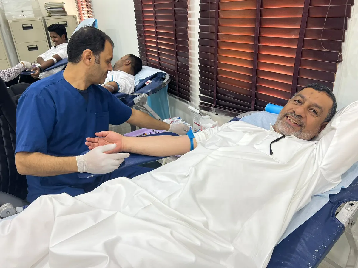 خلال ثلاث ساعات في البلدية.. 45 مواطنًا ومقيمًا يدعمون مركزي القطيف بالدم