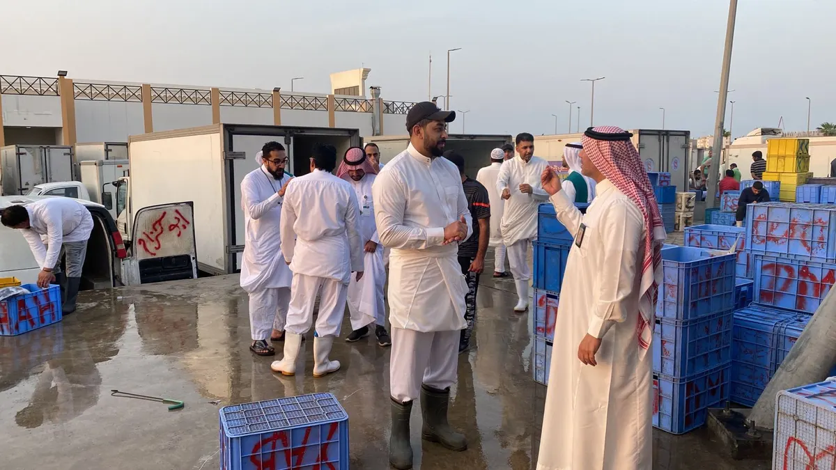 في القطيف.. الحملة الإرشادية بجزيرة الأسماك تواصل تثقيف التجار بحقوقهم وواجباتهم.. لـ تجنيبهم المخالفات