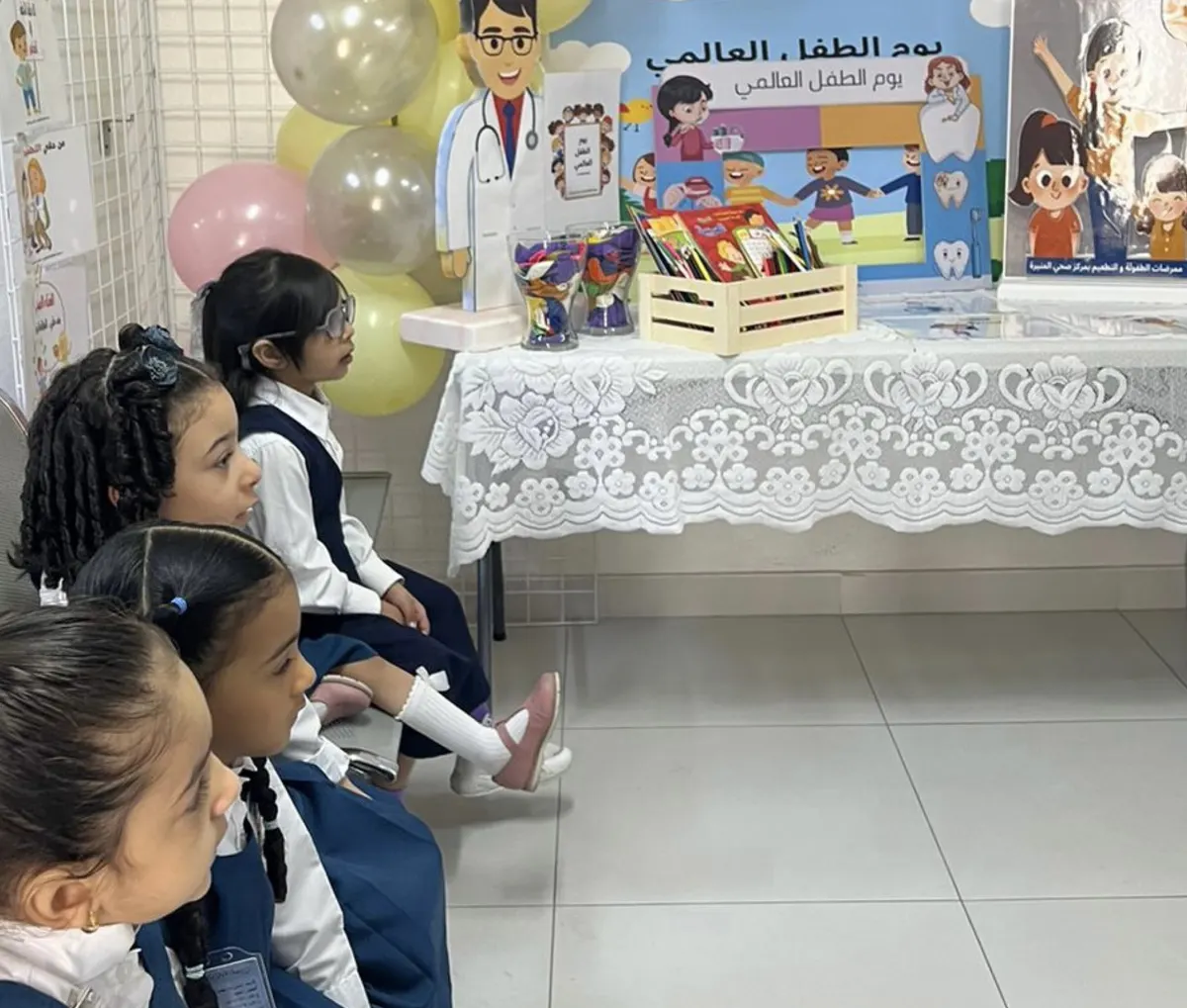 في جزيرة تاروت.. بفعاليات توعوية.. «صحي المنيرة» يشارك الأطفال يومهم العالمي