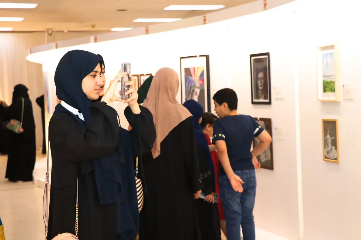 في «تباين» سيهات.. عرس فني مختلف.. الرسم والخط والتصوير تجاور الأشغال اليدوية والمنحوتات