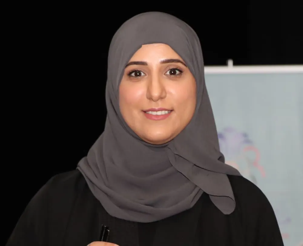 من القطيف.. صدفة في متجر الكتب تحول زهراء المحسن من قارئة إلى مؤلفة.. جمعت 38 نصًا في «لا مثيل له»