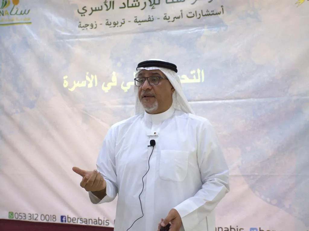 في سنابس.. الخبير المالي والاقتصادي ماهر آل سيف لـ43 متدربًا: وفّر ثم اصرف.. وتحوّط بالذهب للأزمات