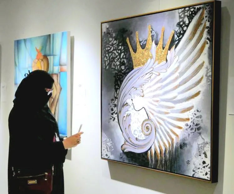 من القطيف.. في أولى مشاركاتها مع جماعة الفن.. نرجس الماجد تُحلق بتاج الحرية في سماء تقاسيم