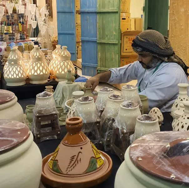 قبيل انطلاق مونديال كأس العالم في قطر.. منتجات حرفيي القطيف مغناطيس يجذب المشجعين إلى «البيت السعودي»