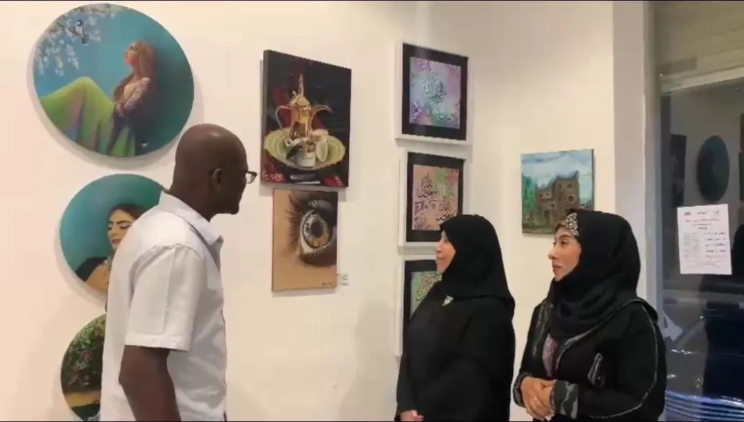 في جزيرة تاروت.. 35 فنانًا يزينون أول غاليري بالقطيف بـ70 لوحة صغيرة