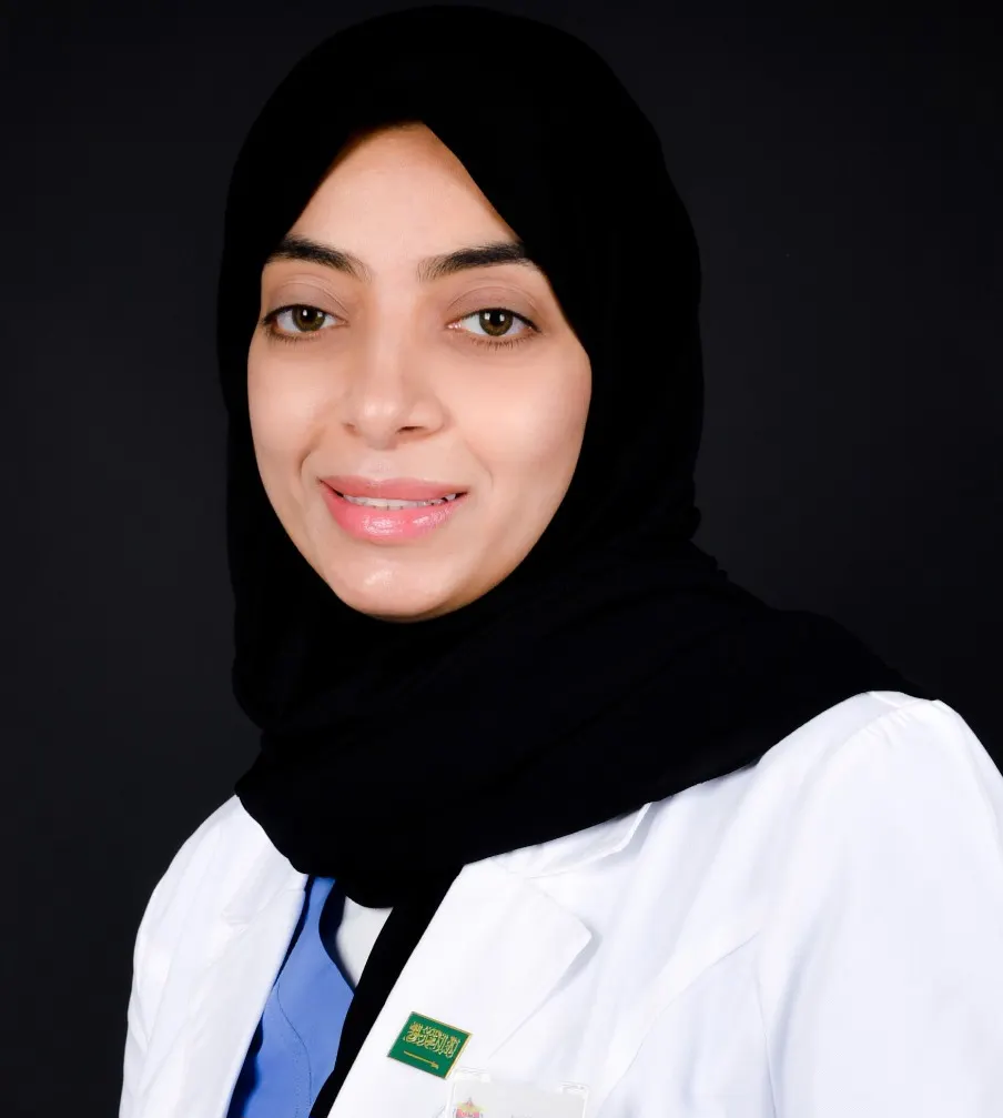 من العوامية.. جامعة الملك عبد العزيز تمنح «حورية الفرج» الماجستير في الباطنة والجراحة
