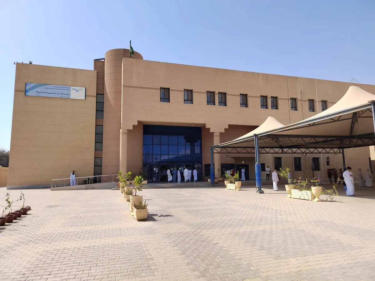 في القطيف.. تنفيذ أكثر من 300 زيارة ميدانية لتقييم واقع السلامة في المباني المدرسية