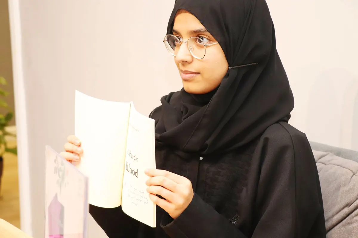 من الخويلدية.. ابنة الـ15 حوراء القطان بدأت كتابة «الدم البنفسجي» على مقاعد الابتدائية.. وأصدرتها بـ الإنجليزية بعد 4 أعوام