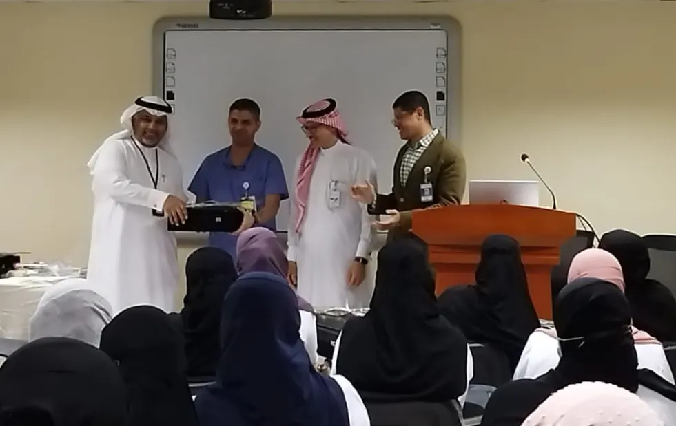 بالأسماء.. 39 كادرًا متميزًا في الأداء بقسم المختبر وبنك الدم بشبكة القطيف الصحية على منصة التكريم