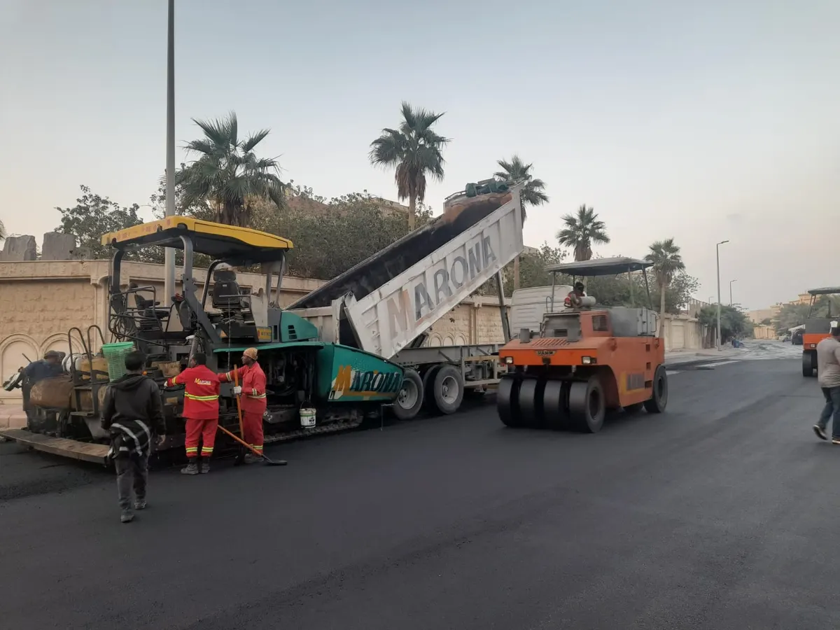 رفعًا لكفاءة مستوى أداء الطرق.. بلدية ⁧صفوى تبدأ أعمال صيانة طرق حي المنار