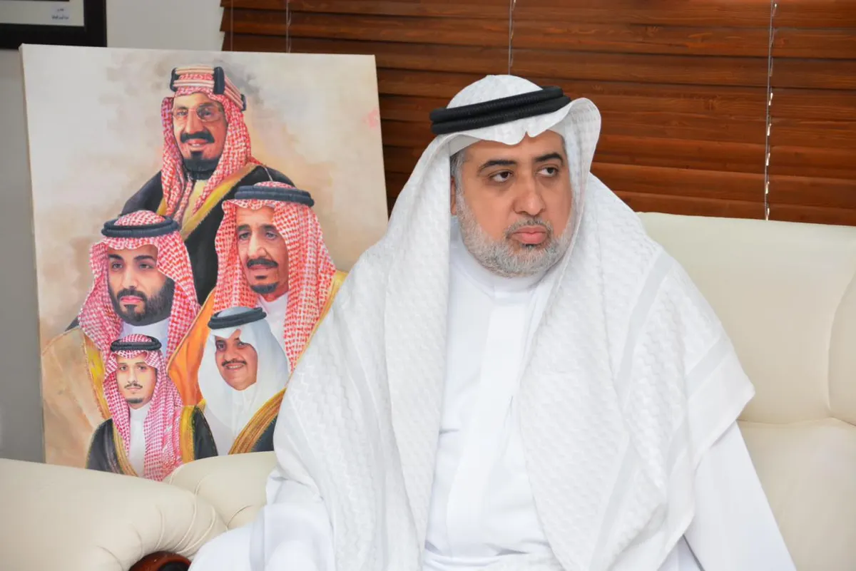 من جزيرة تاروت... حسين آل درويش يعالج الخدوش الإملائية بـ«حكاية همزة»