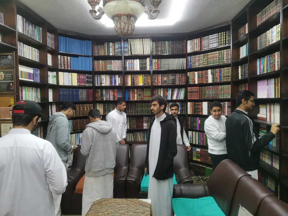 موهوبو «القطيف الثانوية» يقتربون من «جدل» الحرز.. تعرفوا على المكتبة وأثاروا أسئلة ثقافية