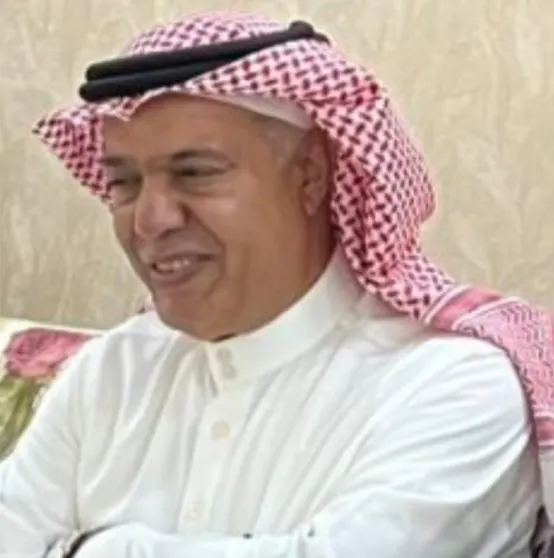 عرفانًا بجميل عطائه وإخلاصه في ميدان التعليم.. منسوبو ابتدائية عمار بن ياسر يكرمون «باسم آل نصر الله»