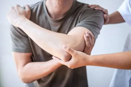 من 90 يومًا إلى 6 فقط.. تقليص انتظار مرضى «العلاج الطبيعي» في القطيف