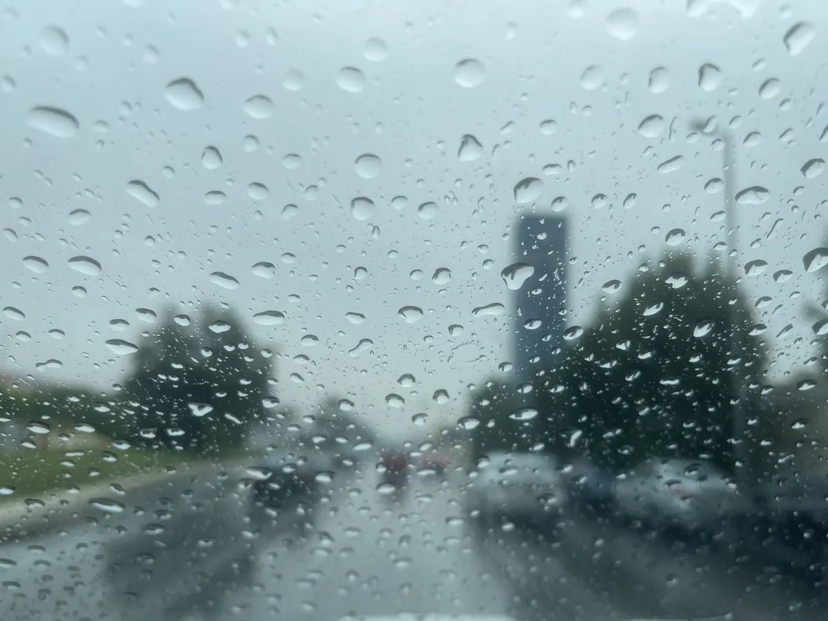 هطول أمطار متوسطة على محافظة القطيف.. والبلدية: أبلغوا عن الطوارئ وتجمّعات الأمطار على هذه الأرقام