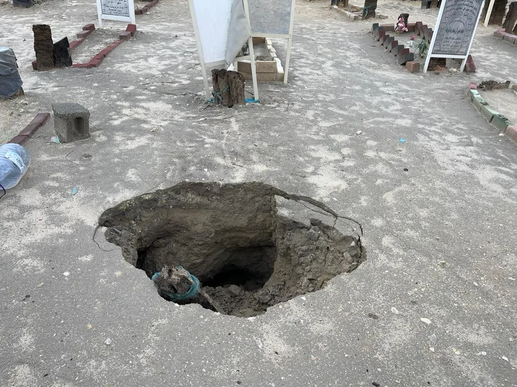 في الجارودية.. متطوعون يسترون قبورًا كشفتها الأمطار.. صور