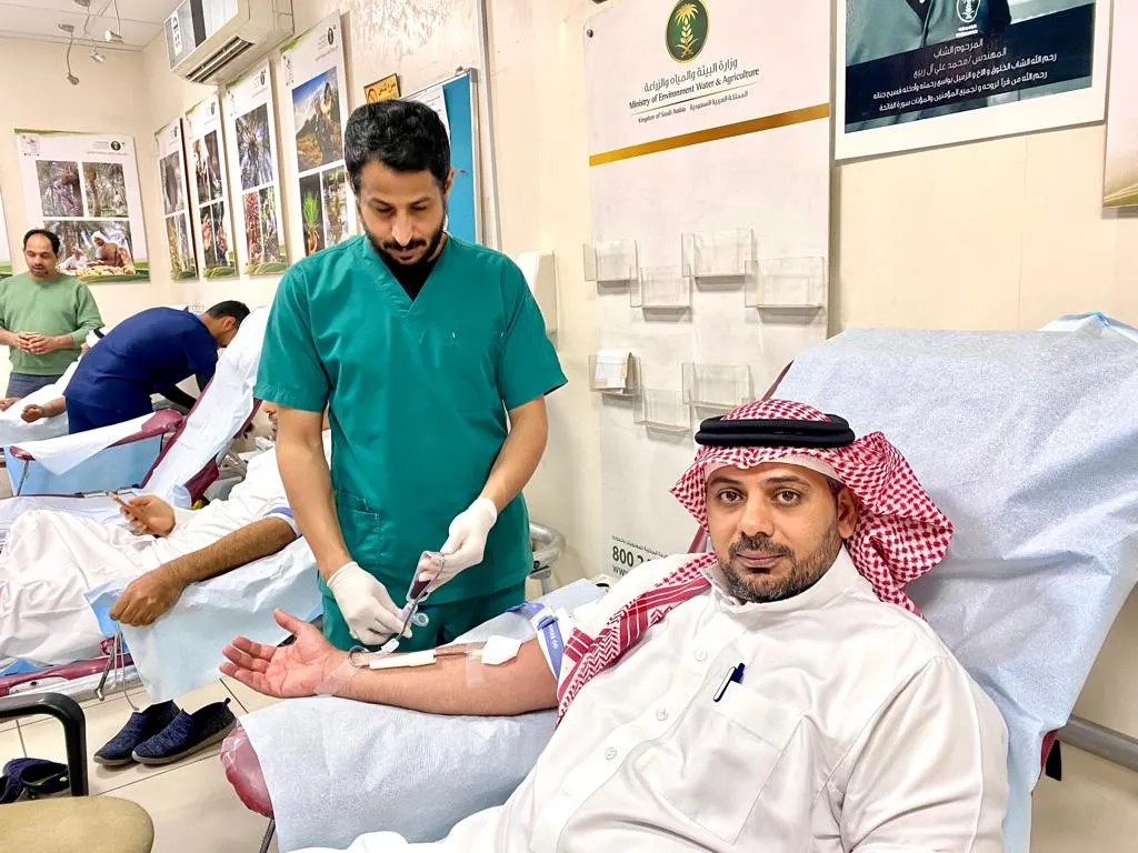في القطيف.. منسوبو البيئة والمياه والزراعة يدعمون المختبر الأقليمي بـ 90 وحدة دم