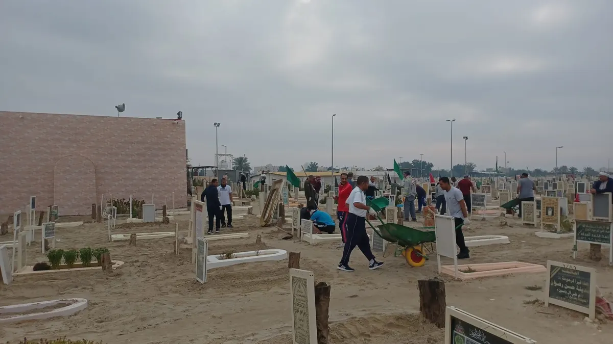 من البحاري والتوبي والقديح.. أيدي 150 متطوعًا تجتمع لستر قبور كشفتها الأمطار.. تقرير مصور
