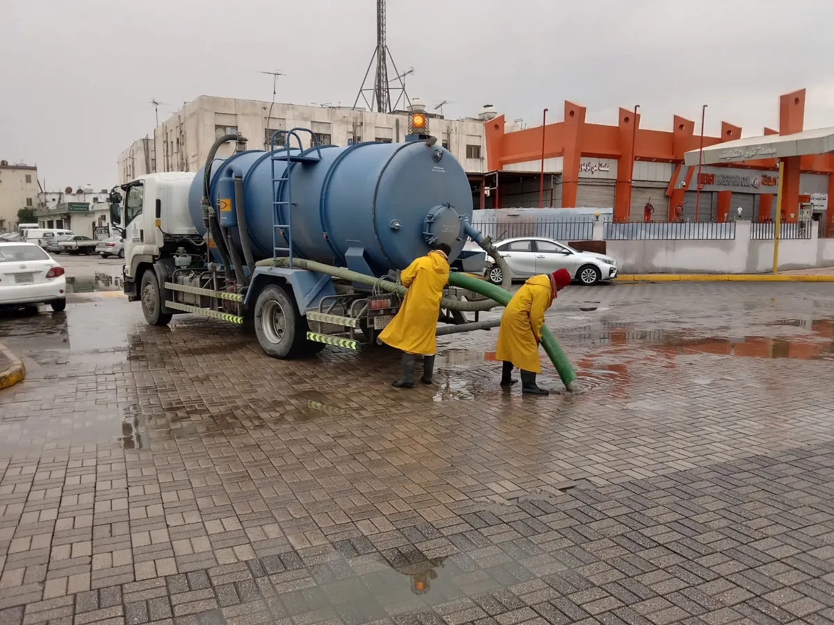 بلدية القطيف: نعمل على معالجة جميع بلاغات تجمعات المياه الواردة.. بحسب الأولوية.. والقرني يقف ميدانيًا ويوجه بتكثيف الجهود