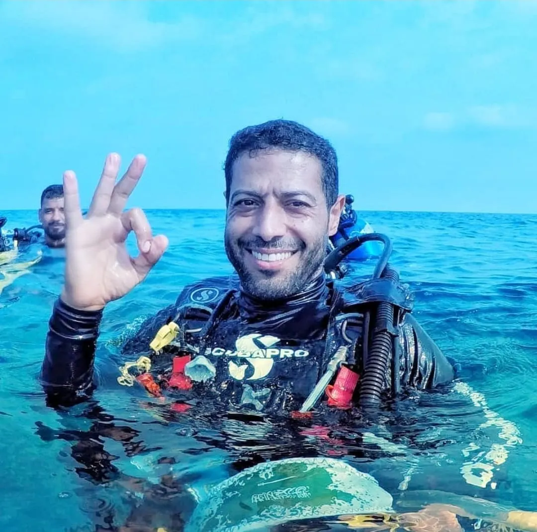من القطيف.. تعلَّق بالماء في عيون العوامية وهو في التاسعة.. السيد قاسم الشاخوري غواص بالوراثة ومدرب يحمل رخصة دولية ومراكز أولى