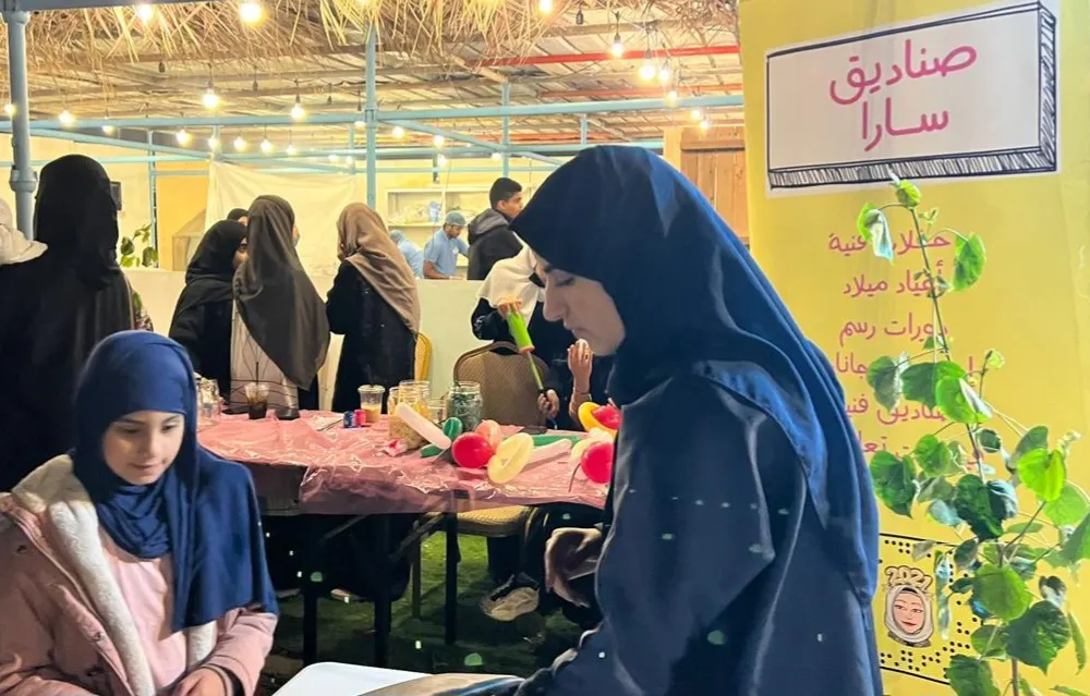 من سنابس.. على غير العادة.. سارا الكزاز تفكر «داخل الصندوق» وتبدع.. مهندسة كيميائية اقتربت من الأطفال بـ«علب كرتونية» تمتلئ فنًا