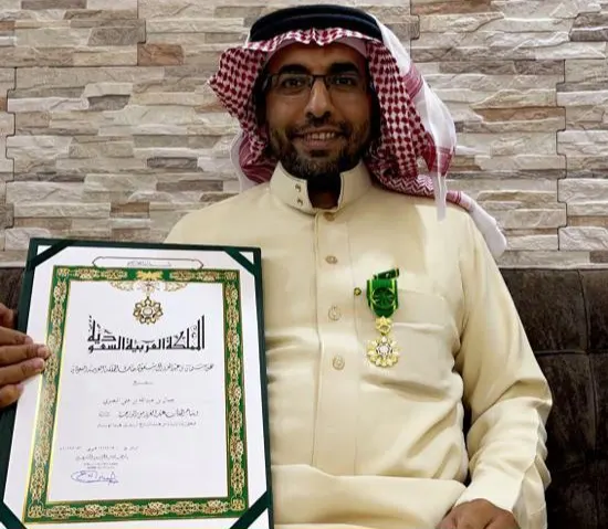 في الجش.. لينقذ أباه الروحي.. جمال البصري أهدى كُلْيته لـ«غريب» وسجّل اسمه ضمن 100 متبرع تقلّدوا وسام الملك عبدالعزيز