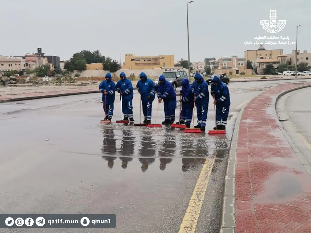 بلدية القطيف: استقبلنا 245 بلاغًا لتجمعات المياه.. وعالجنا 85% منها