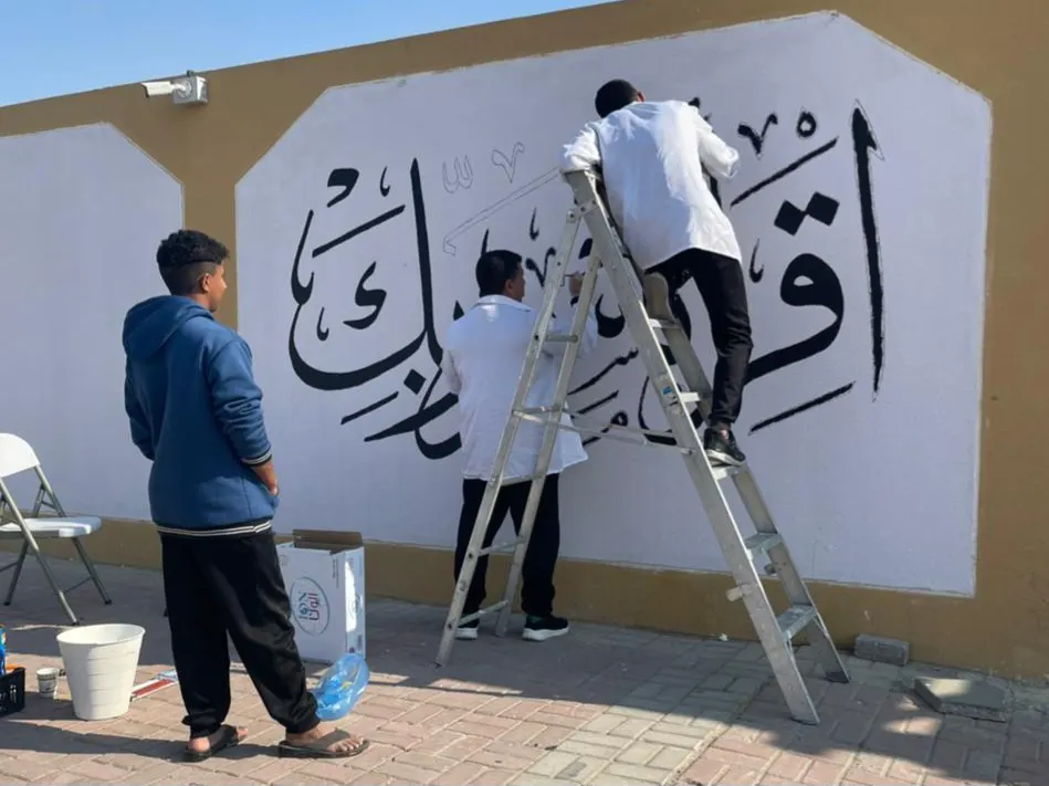 بالصور.. معلمان وطلابهم يحولون سور مدارس الأوجام إلى لوحات فنية من الرسومات والمخطوطات