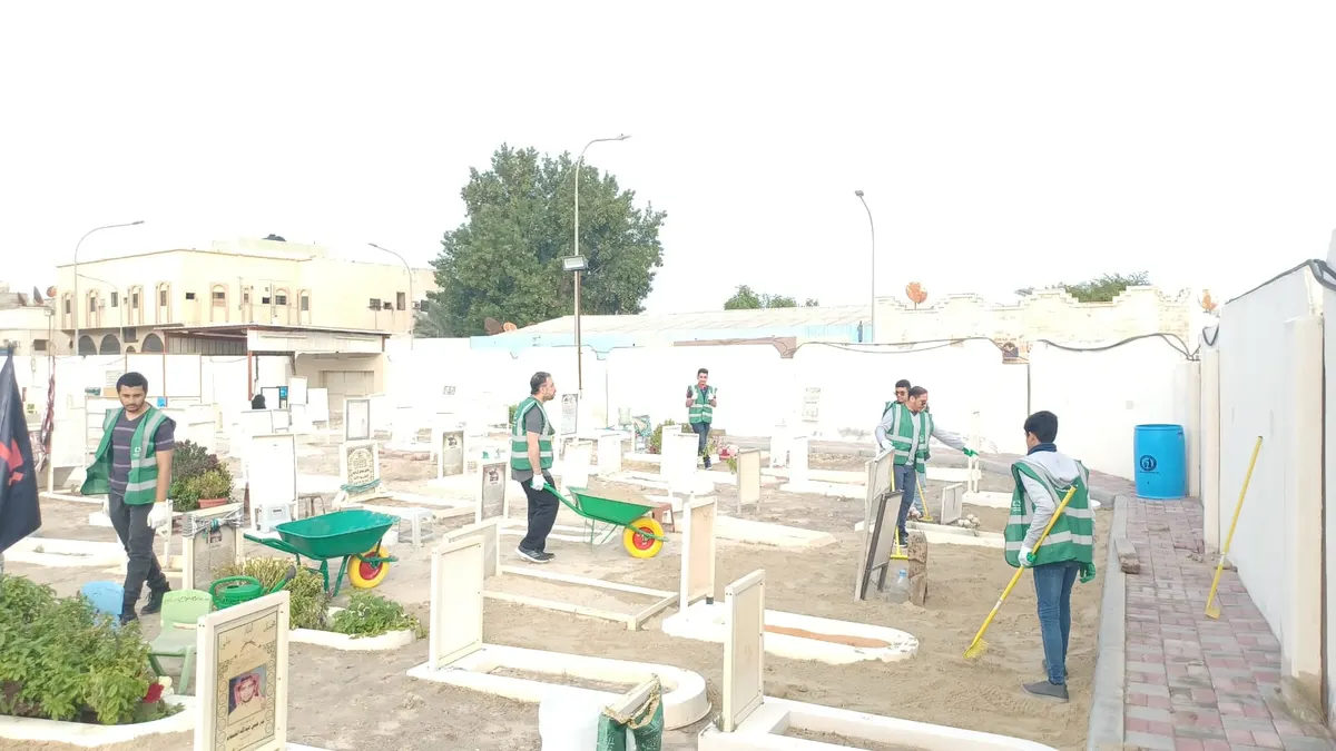 في القطيف.. متطوعون يسهمون في تسوية قبور «الدبابية».. شاهد الصور