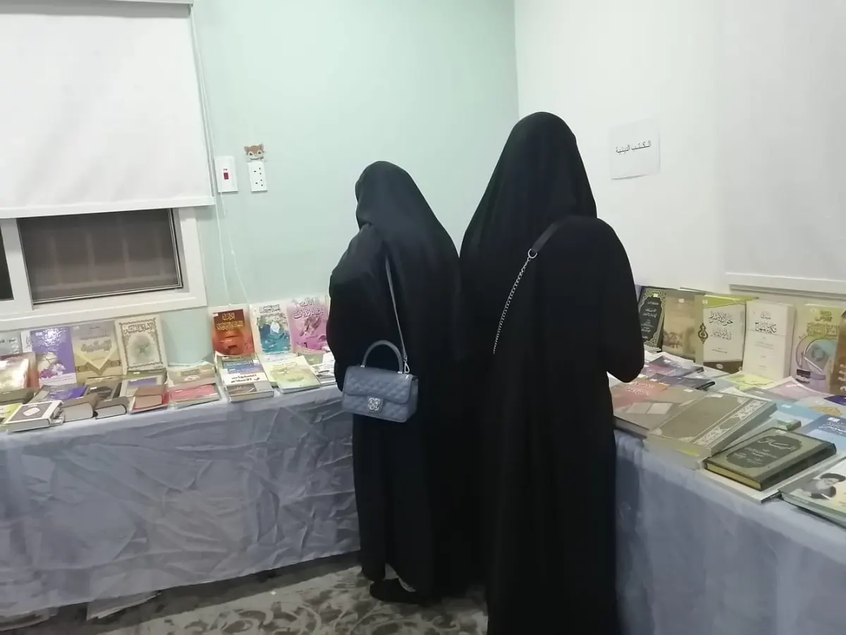 في جزيرة تاروت.. زوار النسخة الـ 20 لمعرض «الشموع الزينبية» يتبادلون 6 آلاف كتاب مستعمل