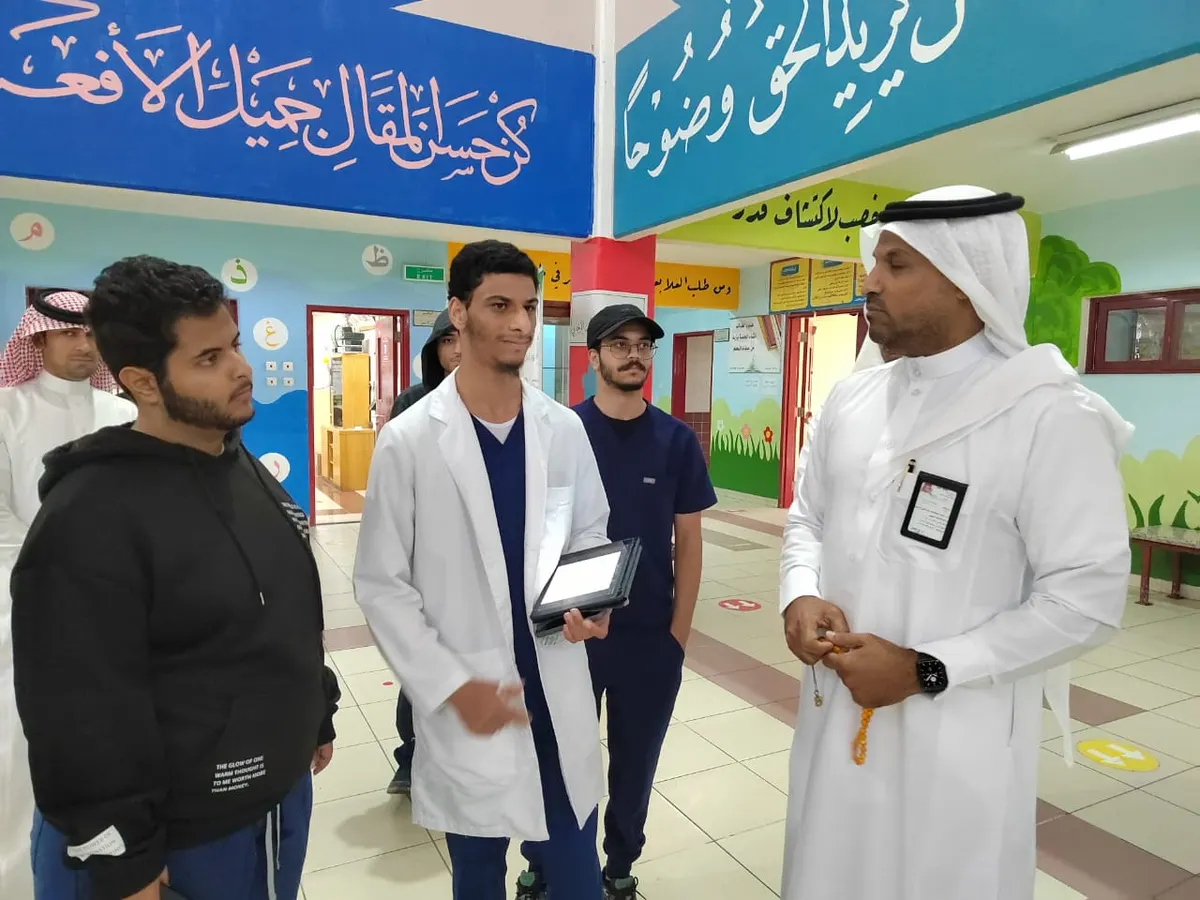 طلاب جامعة الإمام عبدالرحمن بن فيصل بالدمام يتعرّفون على الممارسات الصحية بمدارس القطيف