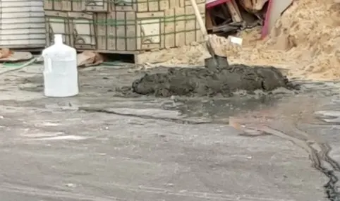 بلدية القطيف: إذا شاهدتم من يخلط الإسمنت على الأسفلت وأرصفة الشوارع.. أبلغوا عنه «صوّر وأرسل»